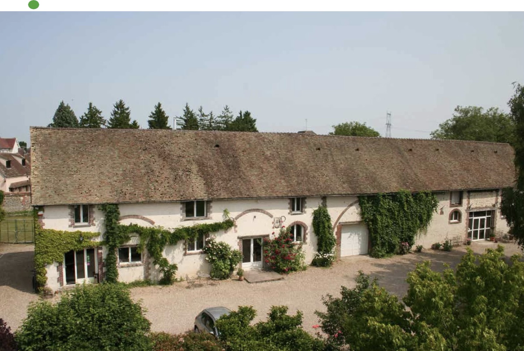 Grange du domaine couverte de lierre