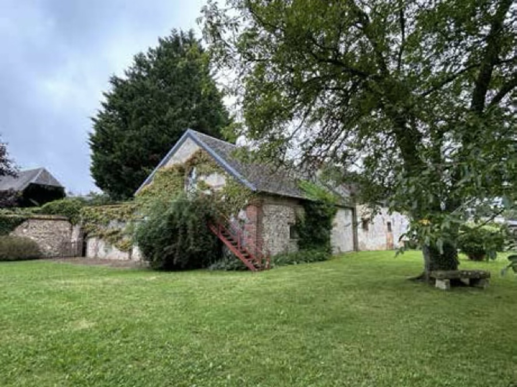 Grange en pierre du domaine et parcelles attenantes