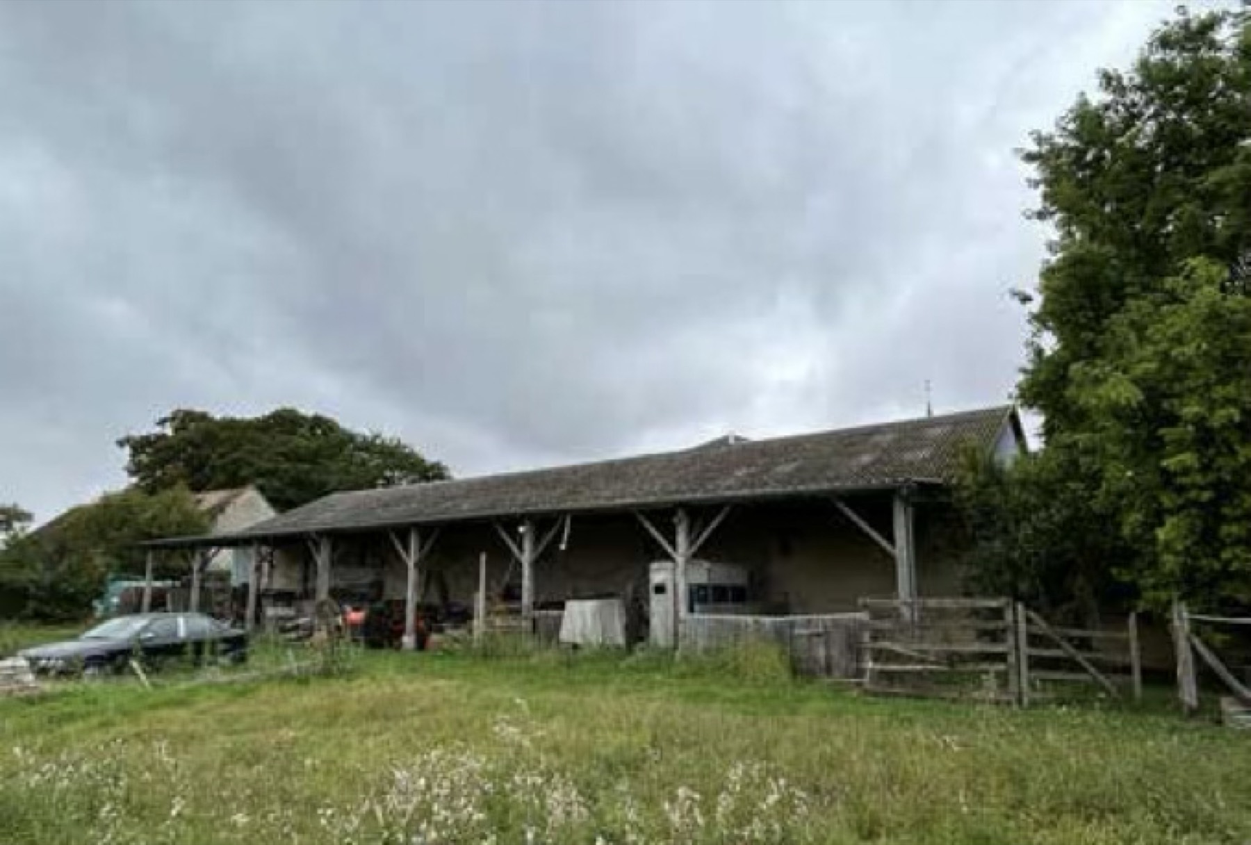 Le hangar de 550 m², volume brut destiné aux studios acoustiques et à la salle de répétition