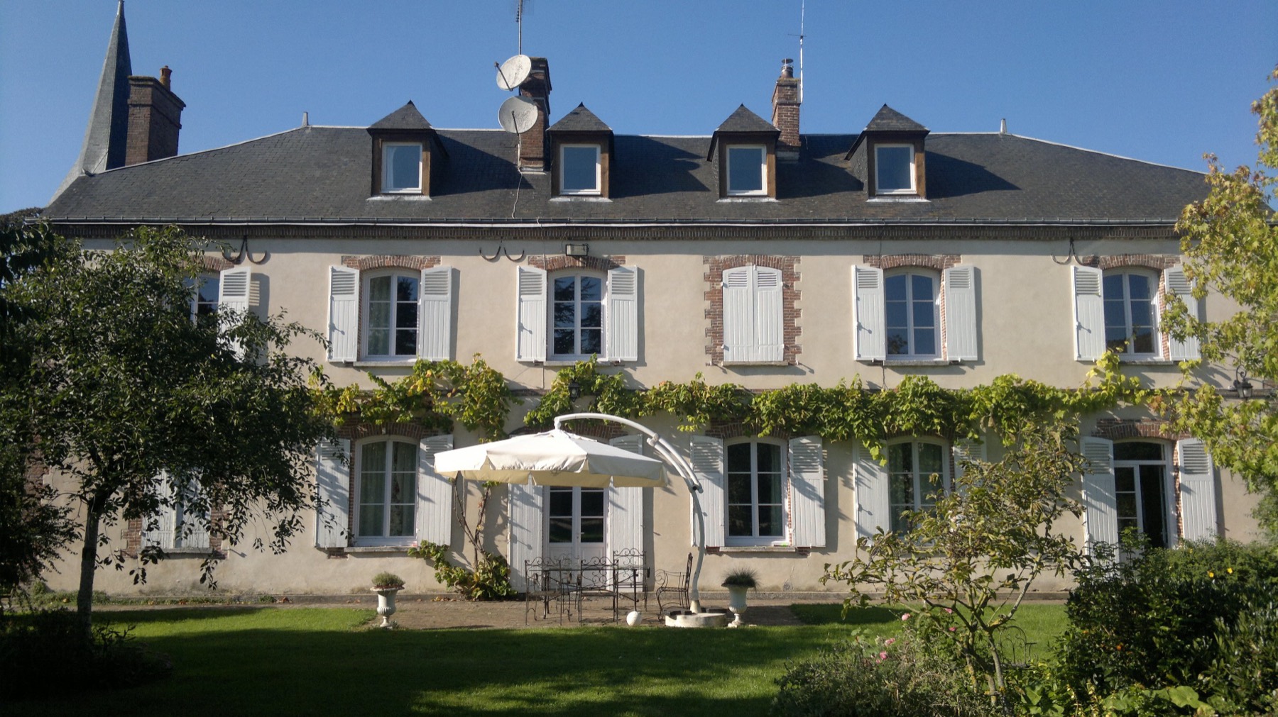 Façade de La Ferme des Luthiers, ancienne maison de facteurs de flûtes à La Couture-Boussey, Eure